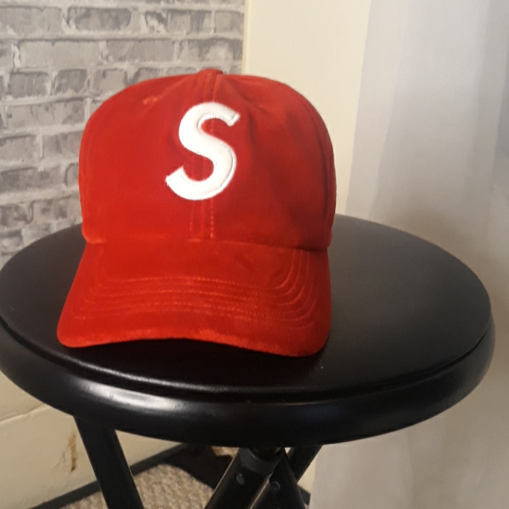 Velvet red supreme 6 panel hat
